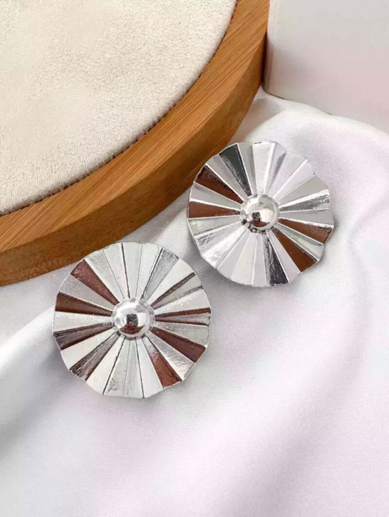 BRINCO FOLHEADO A OURO 18K E PRATA FLOR VINTAGE.