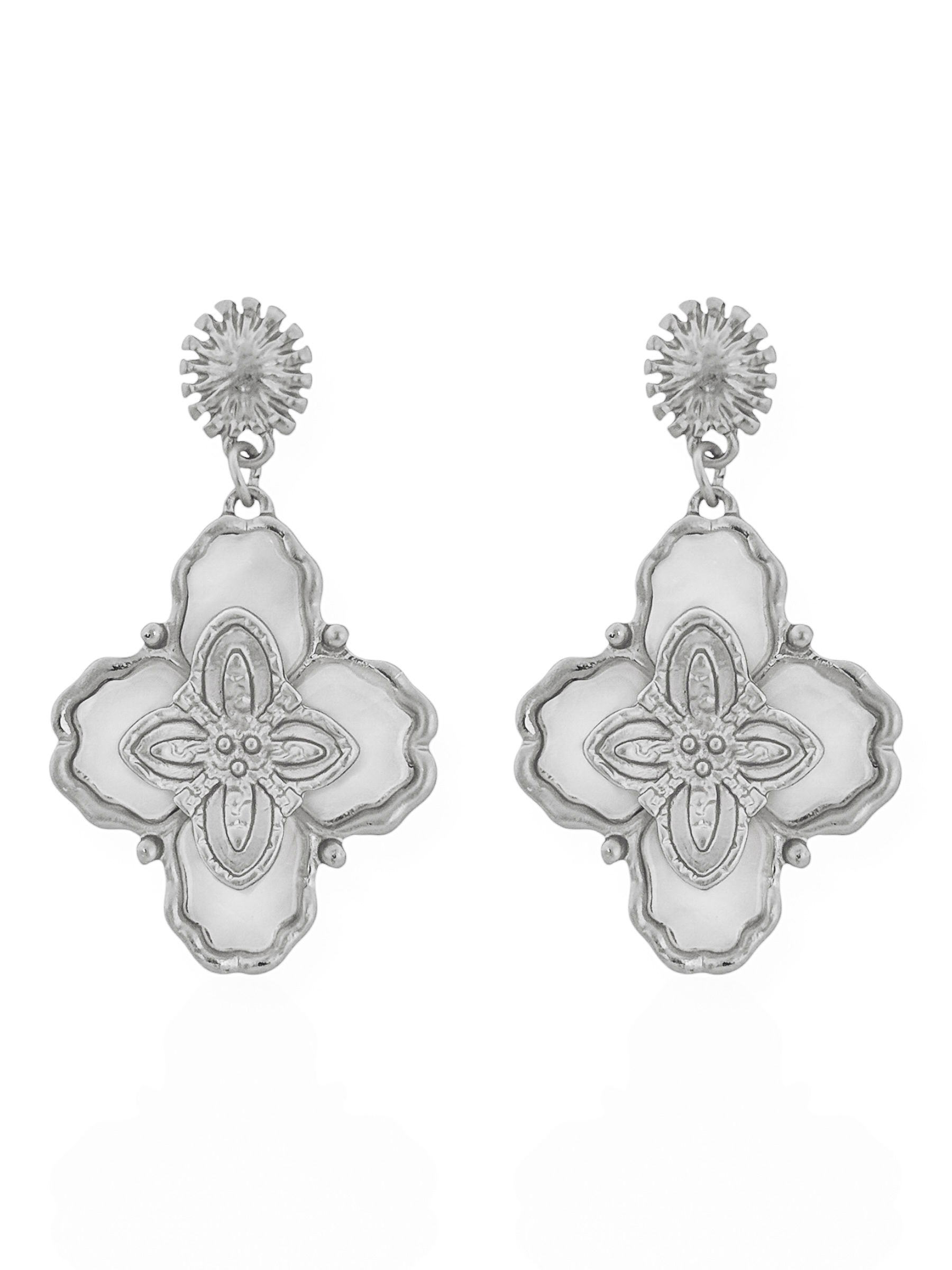 Brinco Folheado a Ouro 18k e Prata Floral Resinado