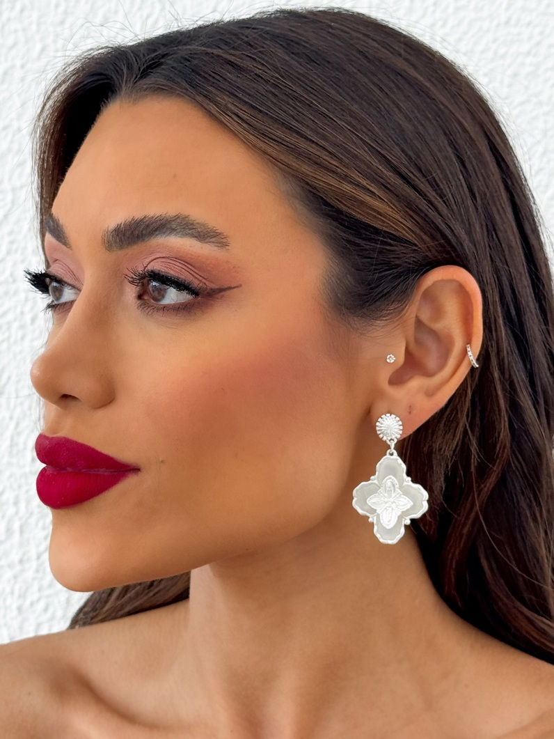 Brinco Folheado a Ouro 18k e Prata Floral Resinado