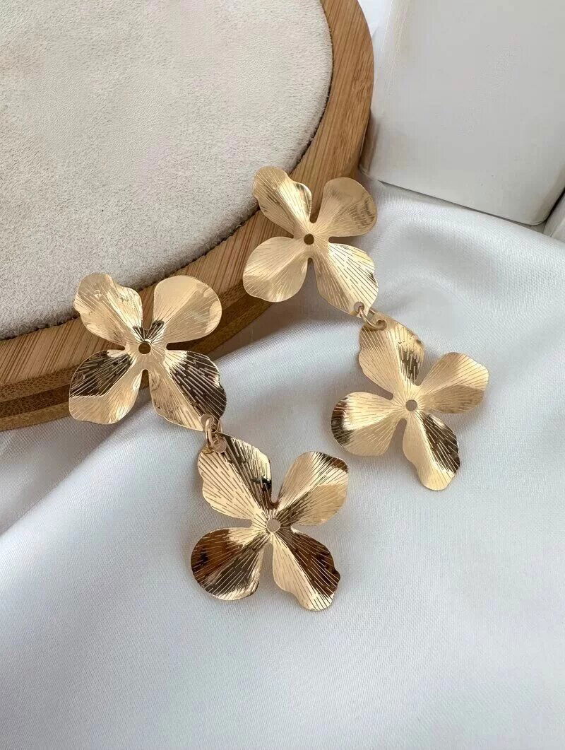 Brinco Folheado a Ouro 18k e Prata Flores Marteladas