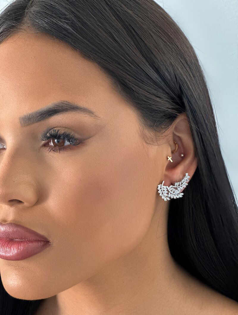 Brinco Folheado a Ouro 18k e Prata Folhas de Zircônias