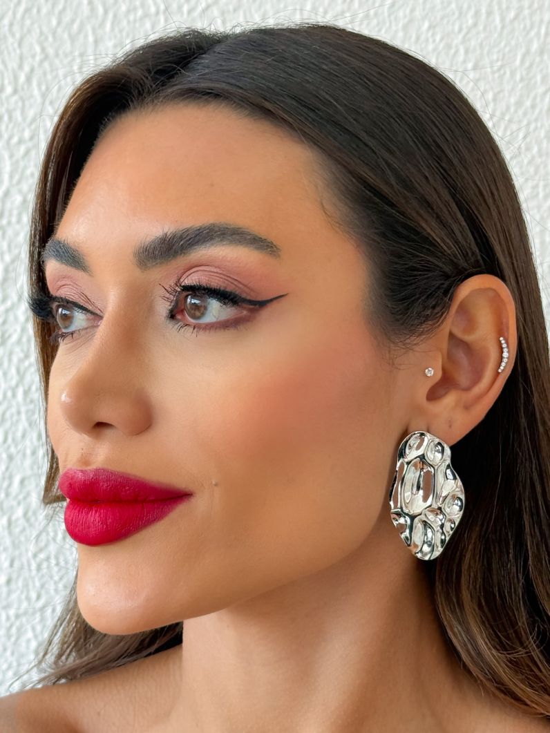 Brinco Folheado a Ouro 18k e Prata Forma Martelada Organica