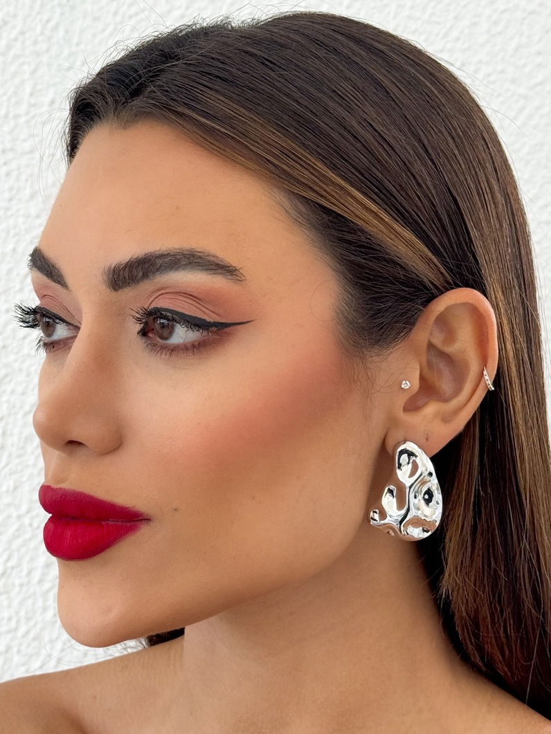 Brinco Folheado a Ouro 18k e Prata Forma Organica Martelada