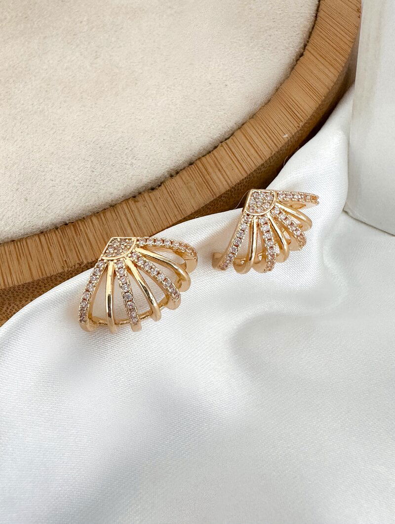 Brinco Folheado a Ouro 18k e Prata Formato Concha com Fios Cravejados