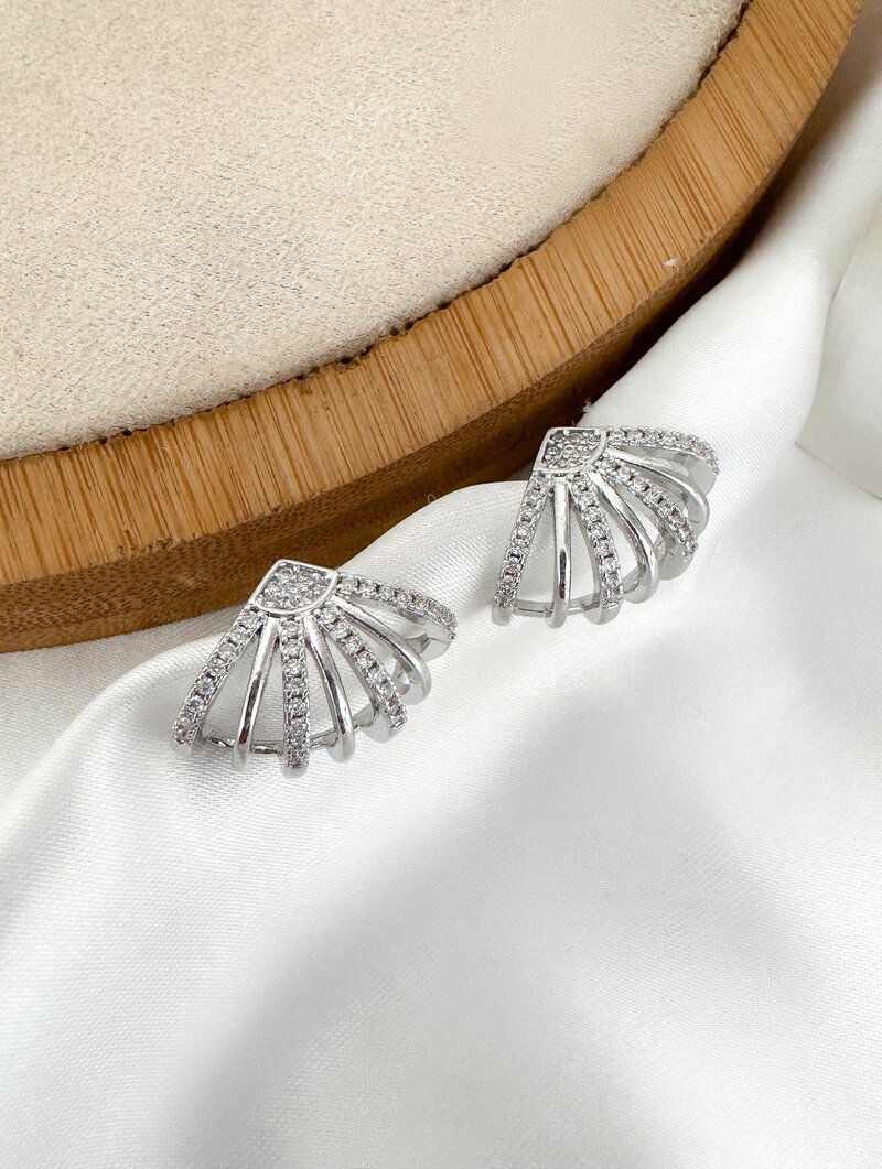 Brinco Folheado a Ouro 18k e Prata Formato Concha com Fios Cravejados