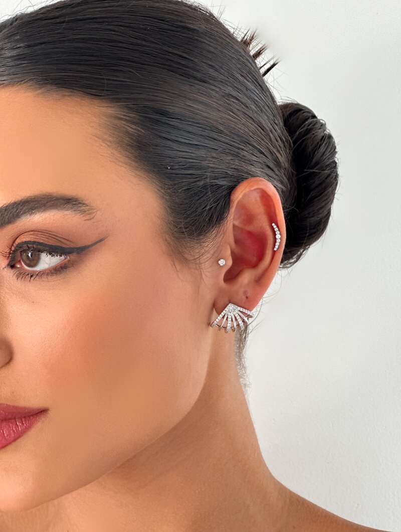 Brinco Folheado a Ouro 18k e Prata Formato Concha com Fios Cravejados