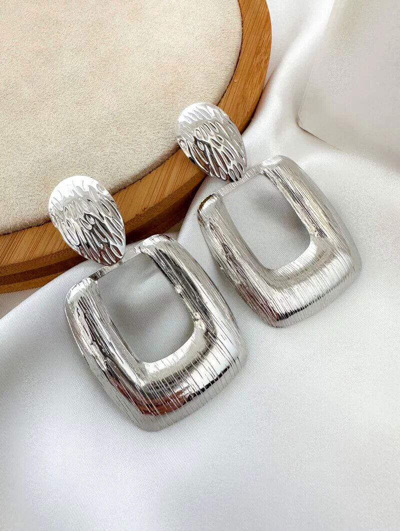 brinco folheado a ouro 18k e prata formato geométrico escovado vazado