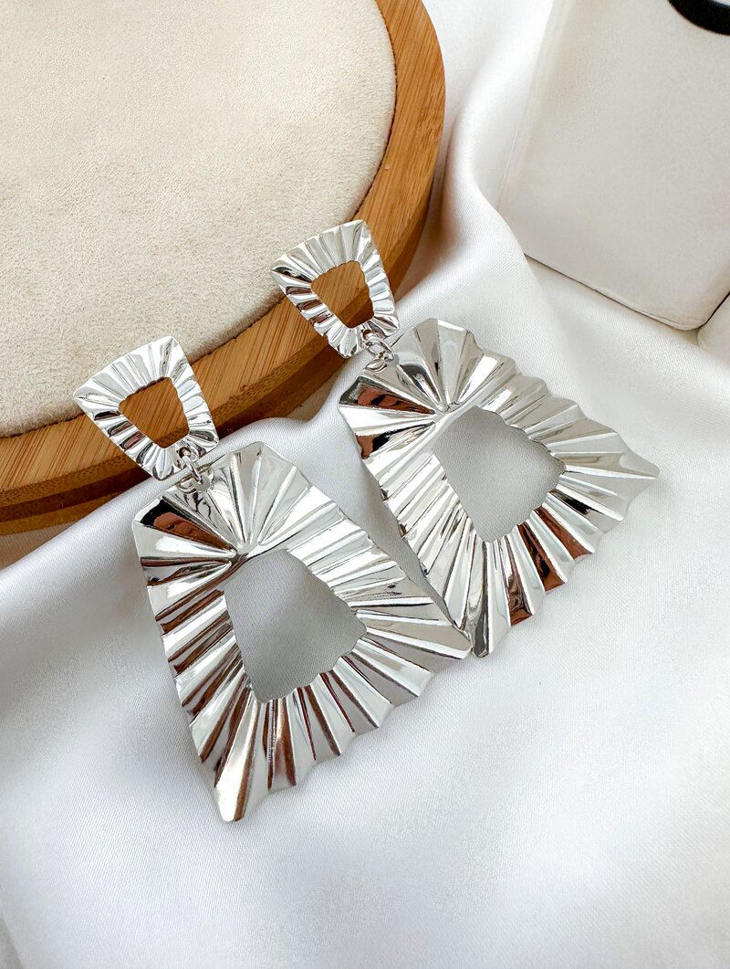 Brinco Folheado a Ouro 18k e Prata Formato Geométrico Martelado