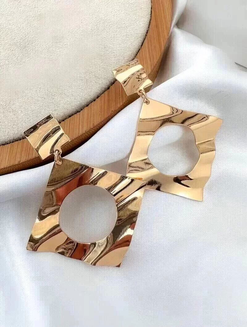Brinco Folheado a Ouro 18k e Prata Formato Geométrico Martelado Liso
