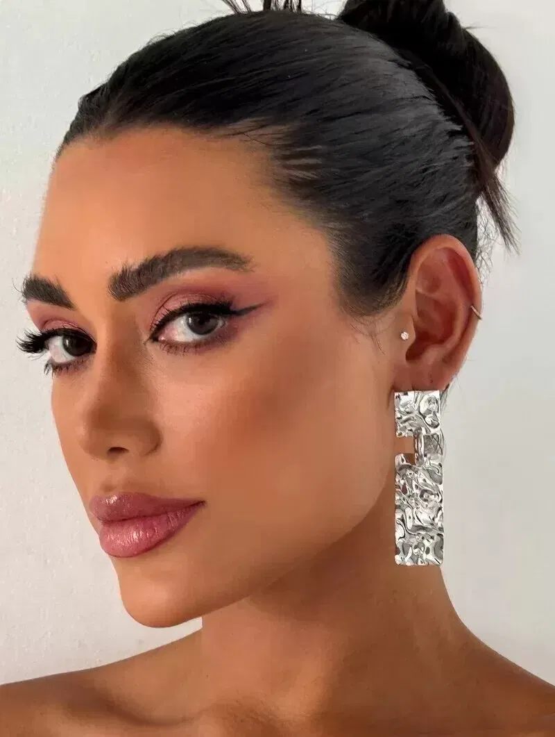 Brinco Folheado a Ouro 18k e Prata Formato Retangular Martelado com Ponteira