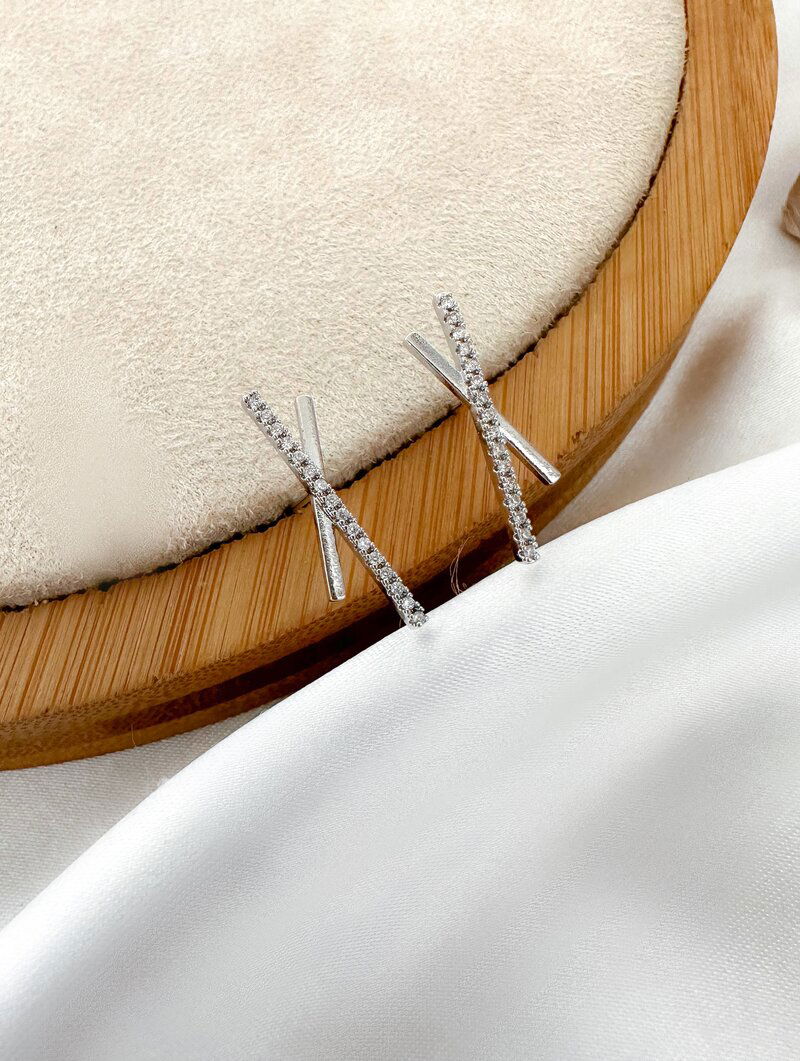 brinco folheado a ouro 18k e prata formato X cravejado