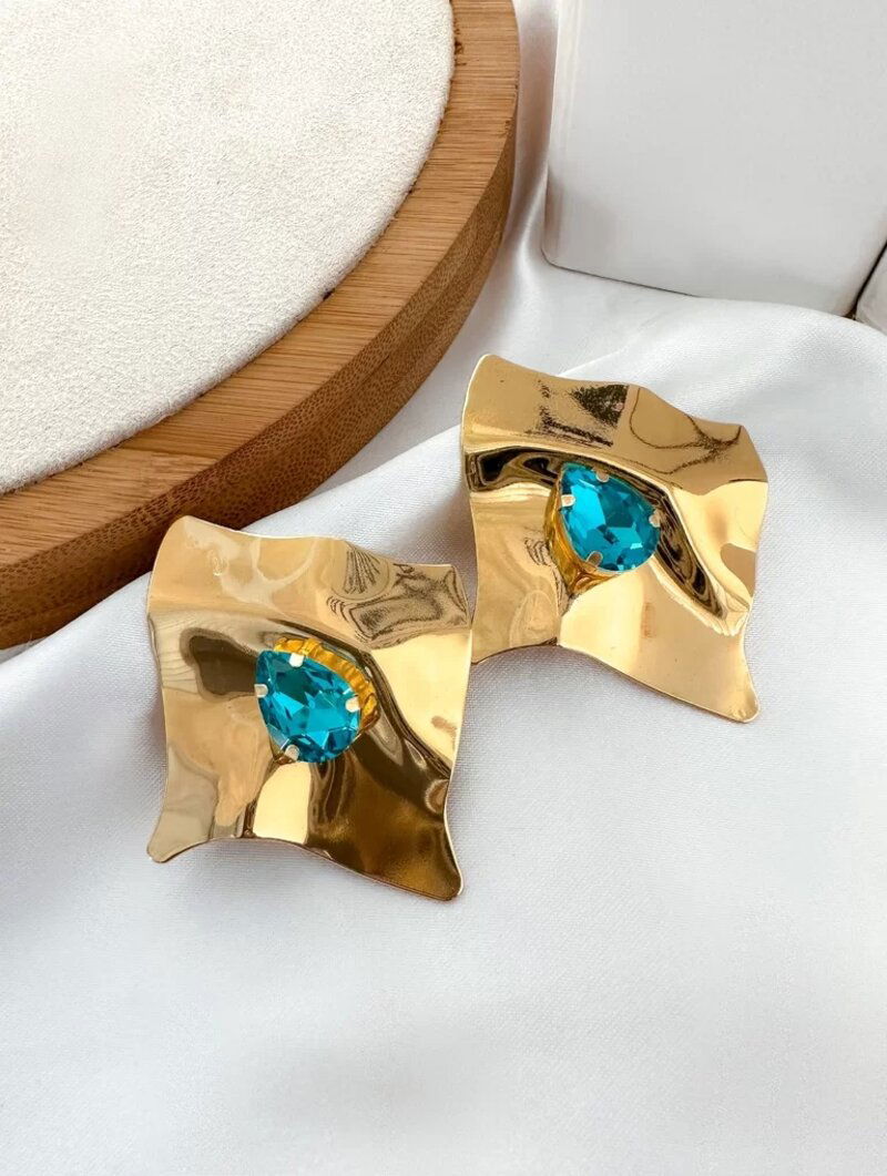 Brinco folheado a ouro 18k e prata geométrico com gota de zircônia