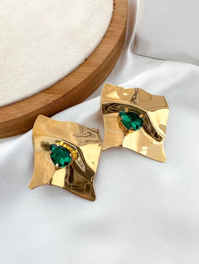 Brinco folheado a ouro 18k e prata geométrico com gota de zircônia