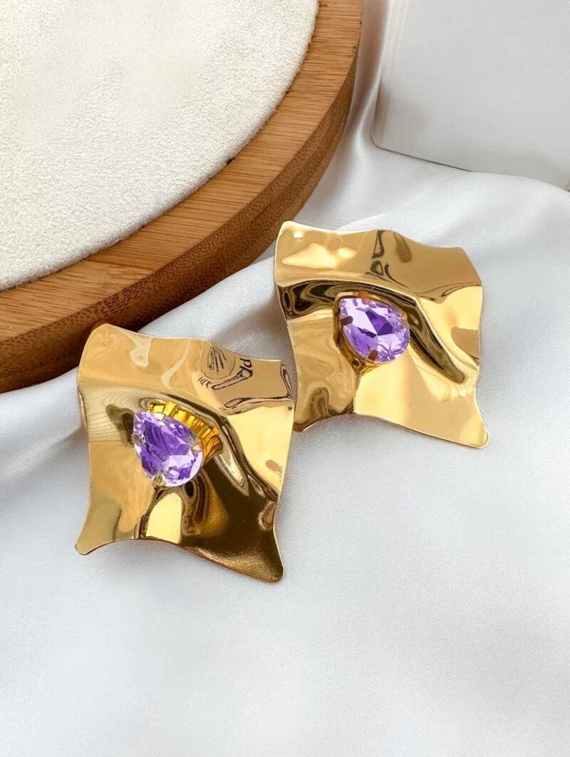 Brinco folheado a ouro 18k e prata geométrico com gota de zircônia