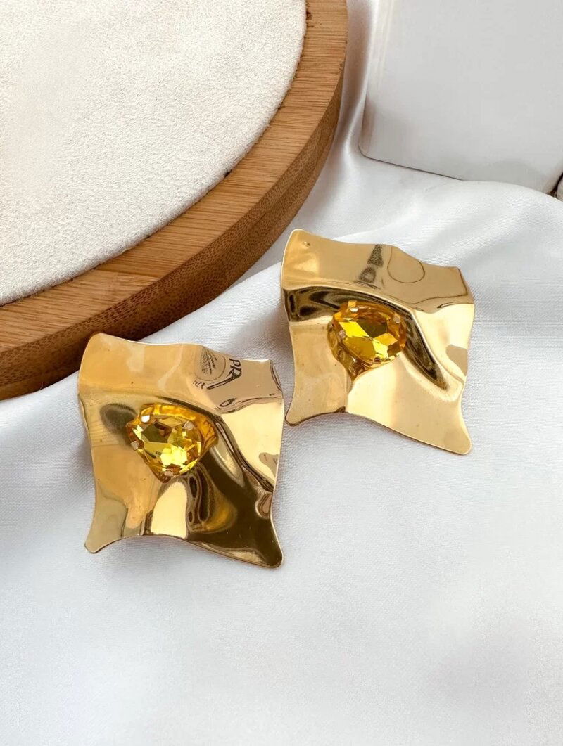 Brinco folheado a ouro 18k e prata geométrico com gota de zircônia