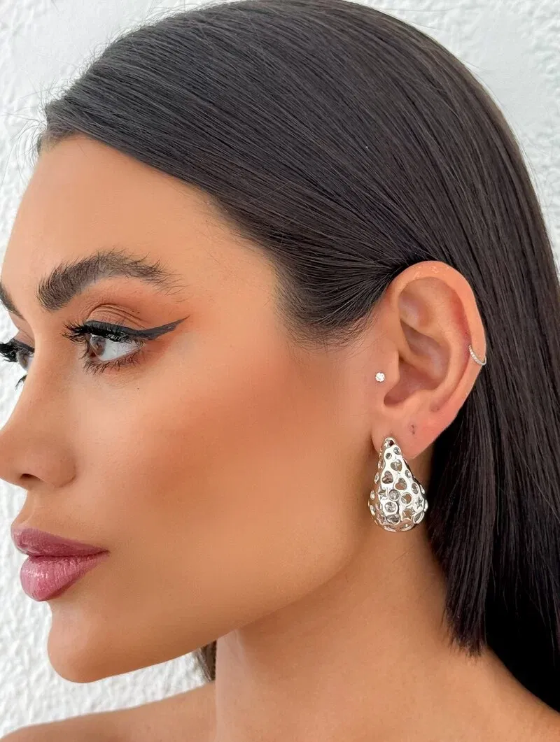 Brinco Folheado a Ouro 18k e Prata Gota com Corações Vazados