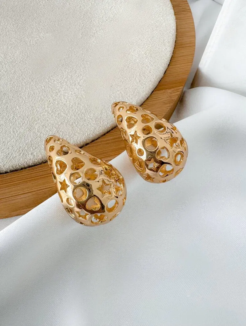 Brinco Folheado a Ouro 18k e Prata Gota com Corações Vazados