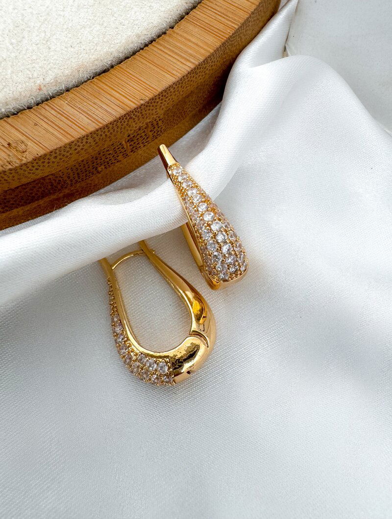 Brinco Folheado a Prata Gota com Detalhe Cravejado