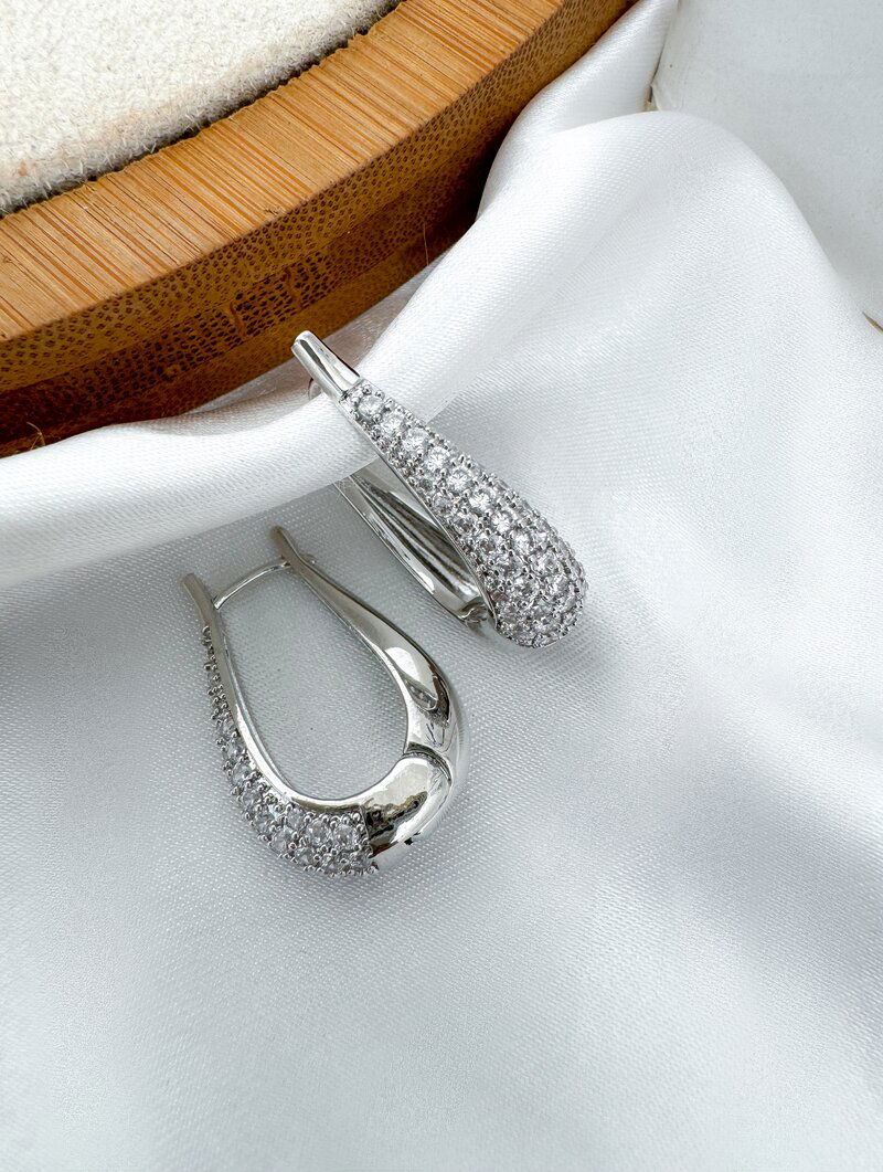 Brinco Folheado a Prata Gota com Detalhe Cravejado