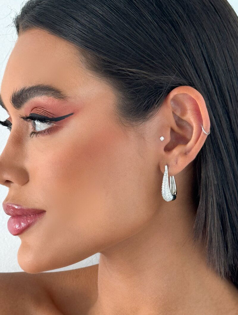 Brinco Folheado a Prata Gota com Detalhe Cravejado