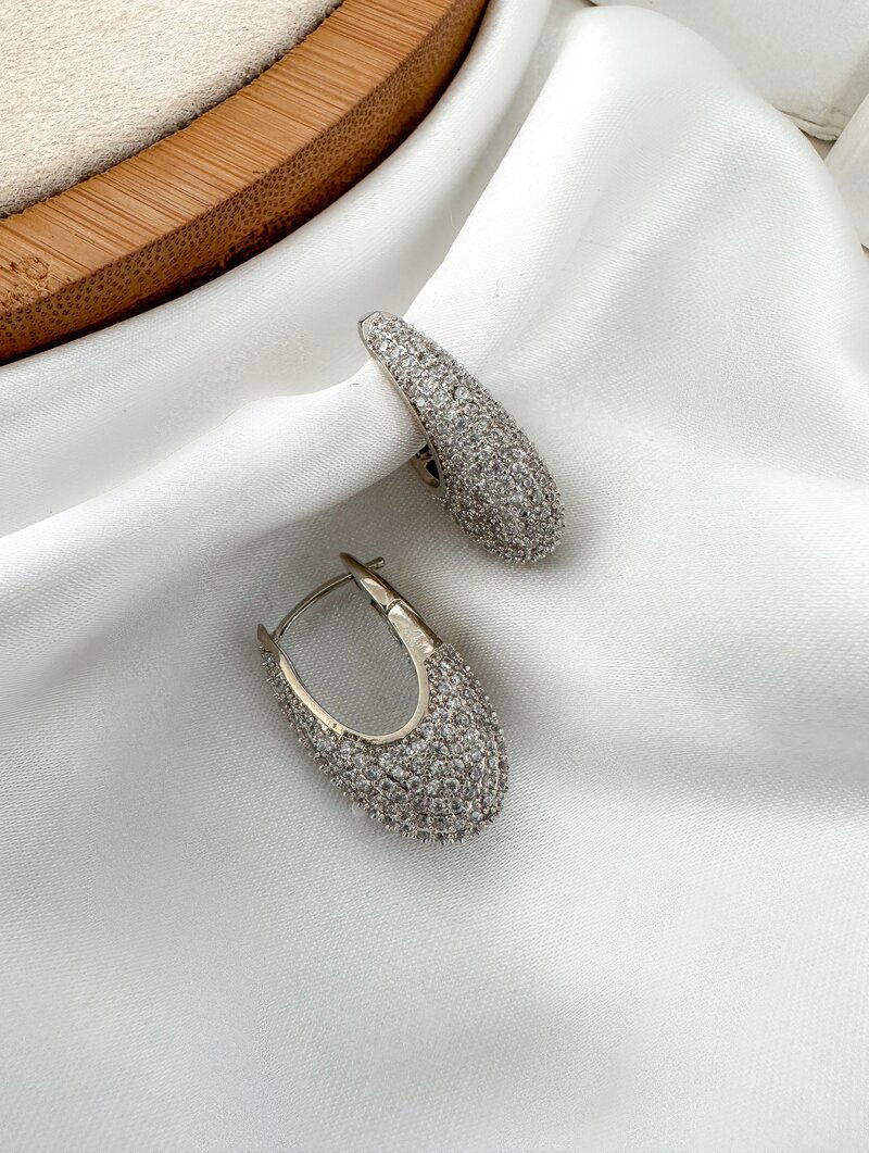 Brinco Folheado a Ouro 18k e Prata Gota com Fecho Cravejada