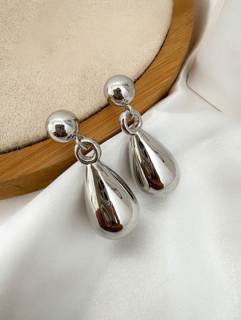 Brinco Folheado a Ouro 18k e Prata Gota com Ponteira de Esfera