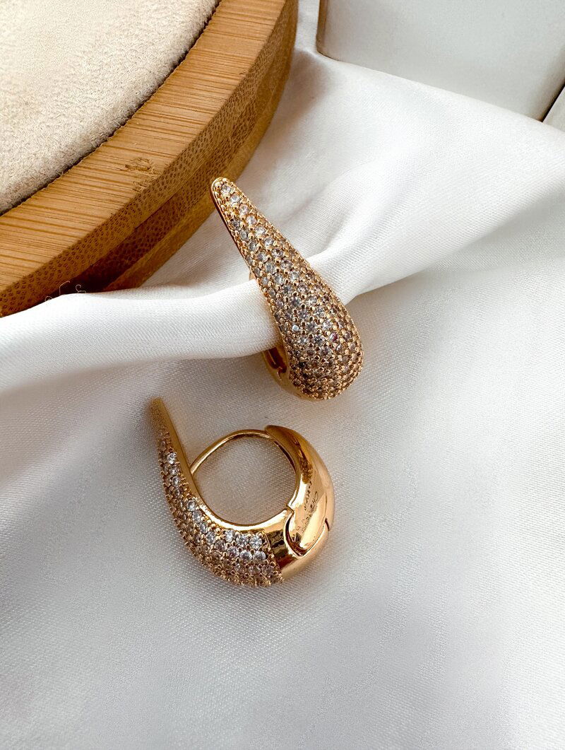 Brinco Folheado a Ouro 18k e Prata Gota Cravejada com Fecho