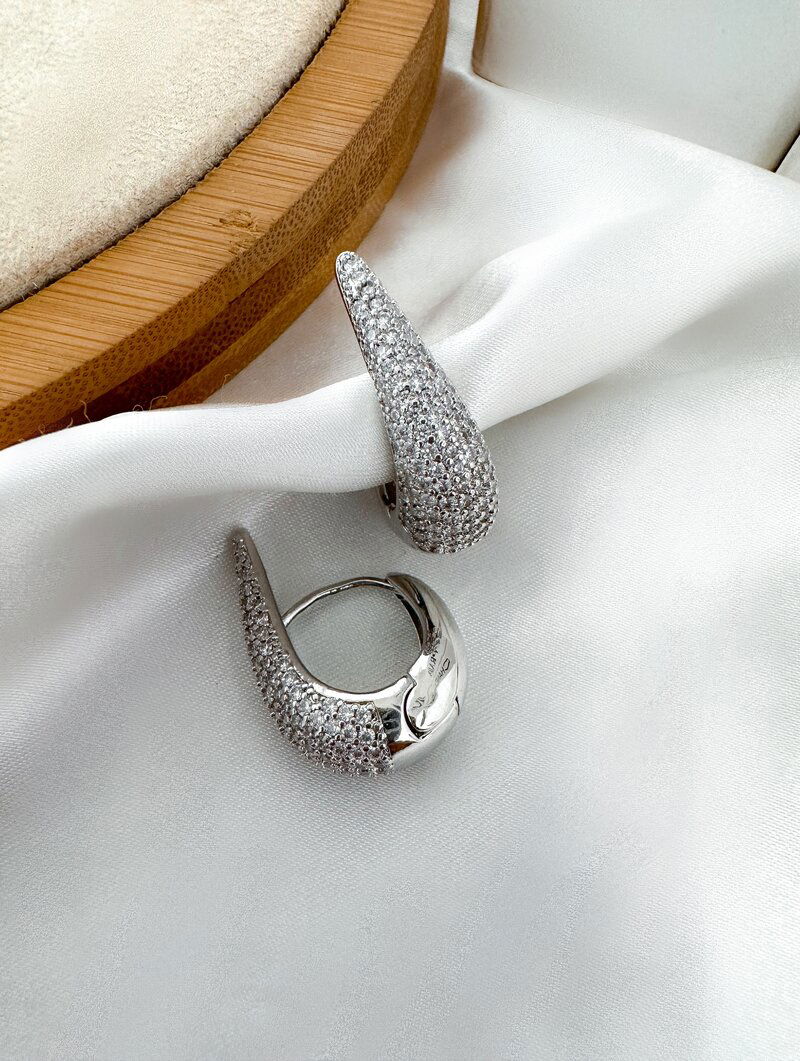 Brinco Folheado a Ouro 18k e Prata Gota Cravejada com Fecho