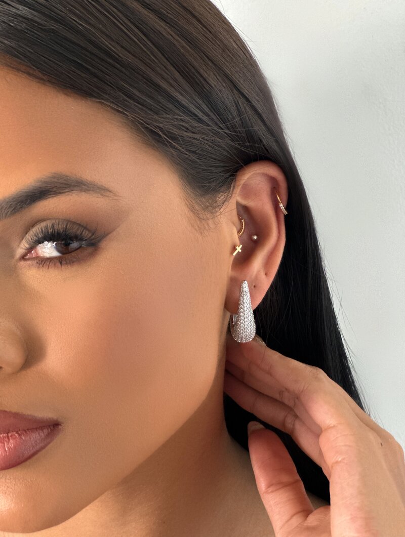 Brinco Folheado a Ouro 18k e Prata Gota Cravejada com Fecho