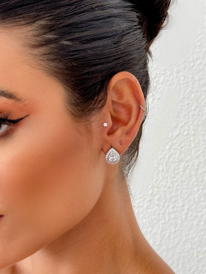 Brinco Folheado a Ouro 18k e Prata Gota Cravejada com Pedra de Zircônia