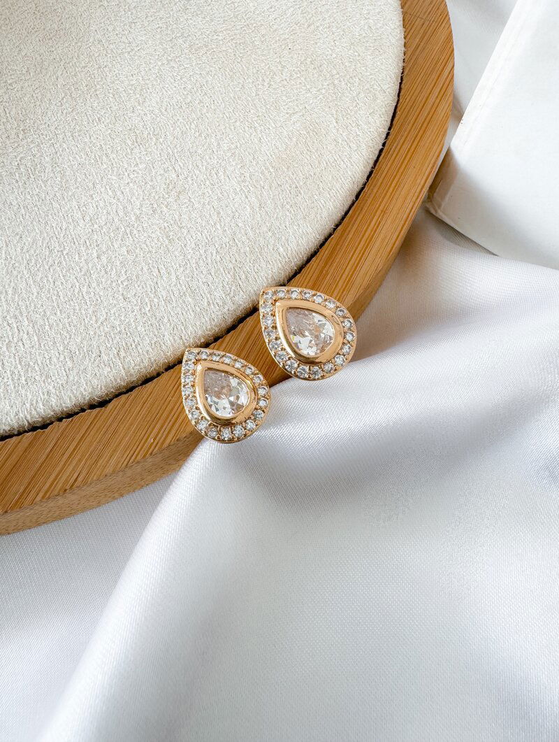 Brinco Folheado a Ouro 18k e Prata Gota Cravejada com Pedra de Zircônia