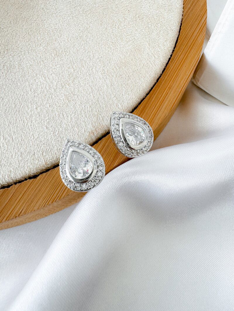 Brinco Folheado a Ouro 18k e Prata Gota Cravejada com Pedra de Zircônia