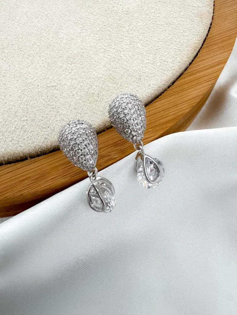 Brinco Folheado a Ouro 18k e Prata Gota Cravejada com Zircônia