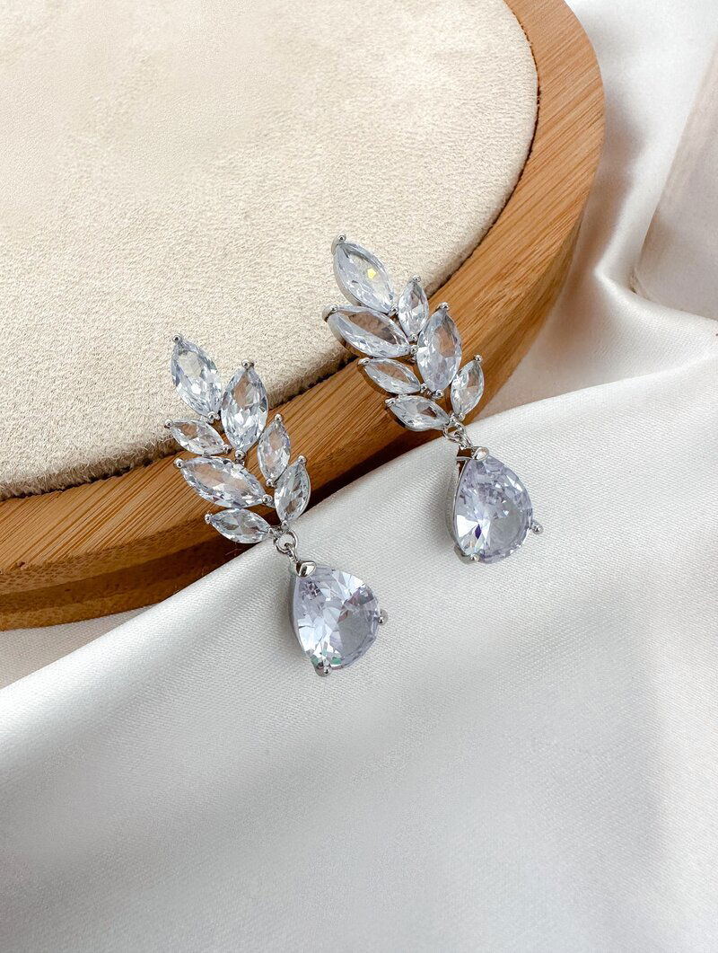 Brinco Folheado a Ouro 18k e Prata Gota de Zircônia com Designer Floral