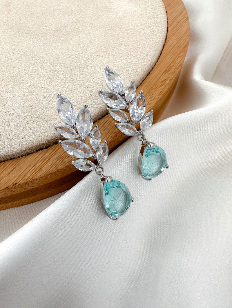 Brinco Folheado a Ouro 18k e Prata Gota de Zircônia com Designer Floral