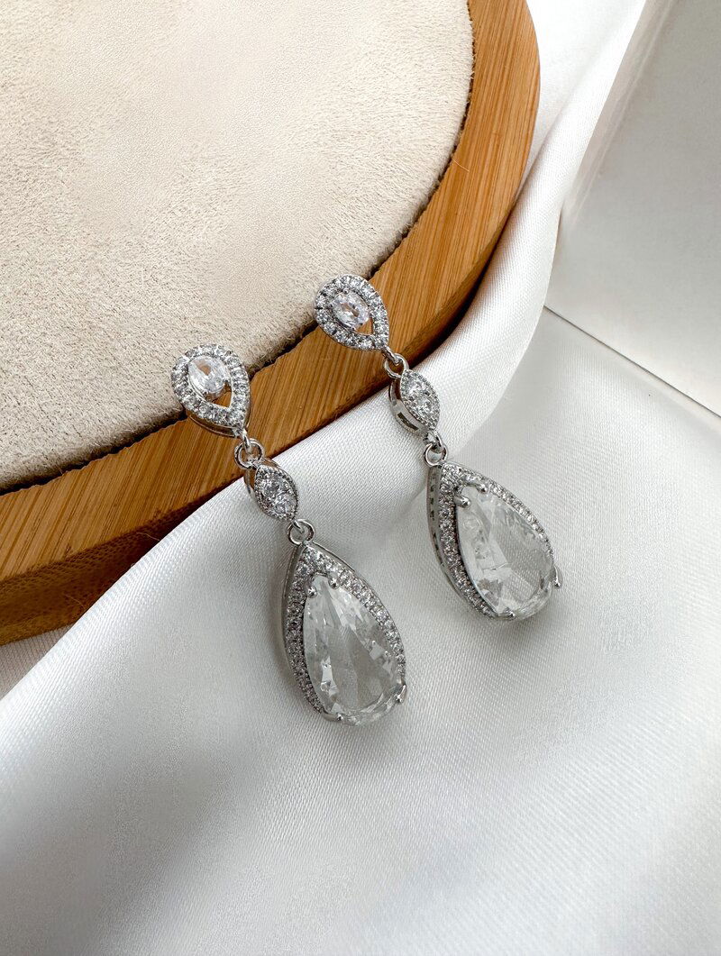 Brinco Folheado a Ouro 18k e Prata Gota de Zircônia com Ponteira Cravejada