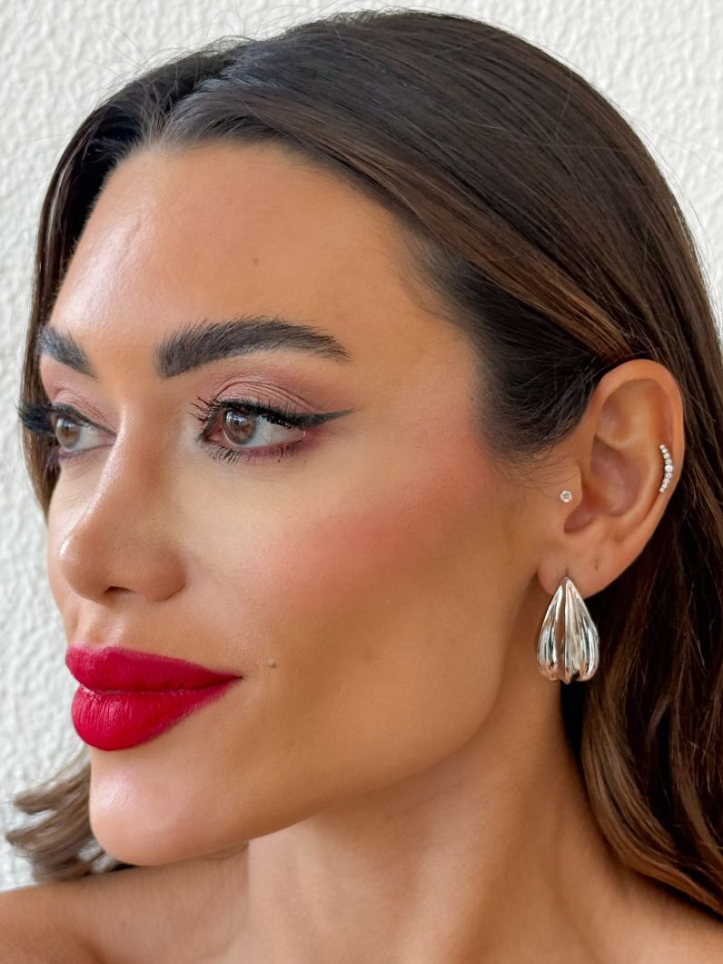 Brinco Folheado a Ouro 18k e Prata Gota Detalhada Lisa