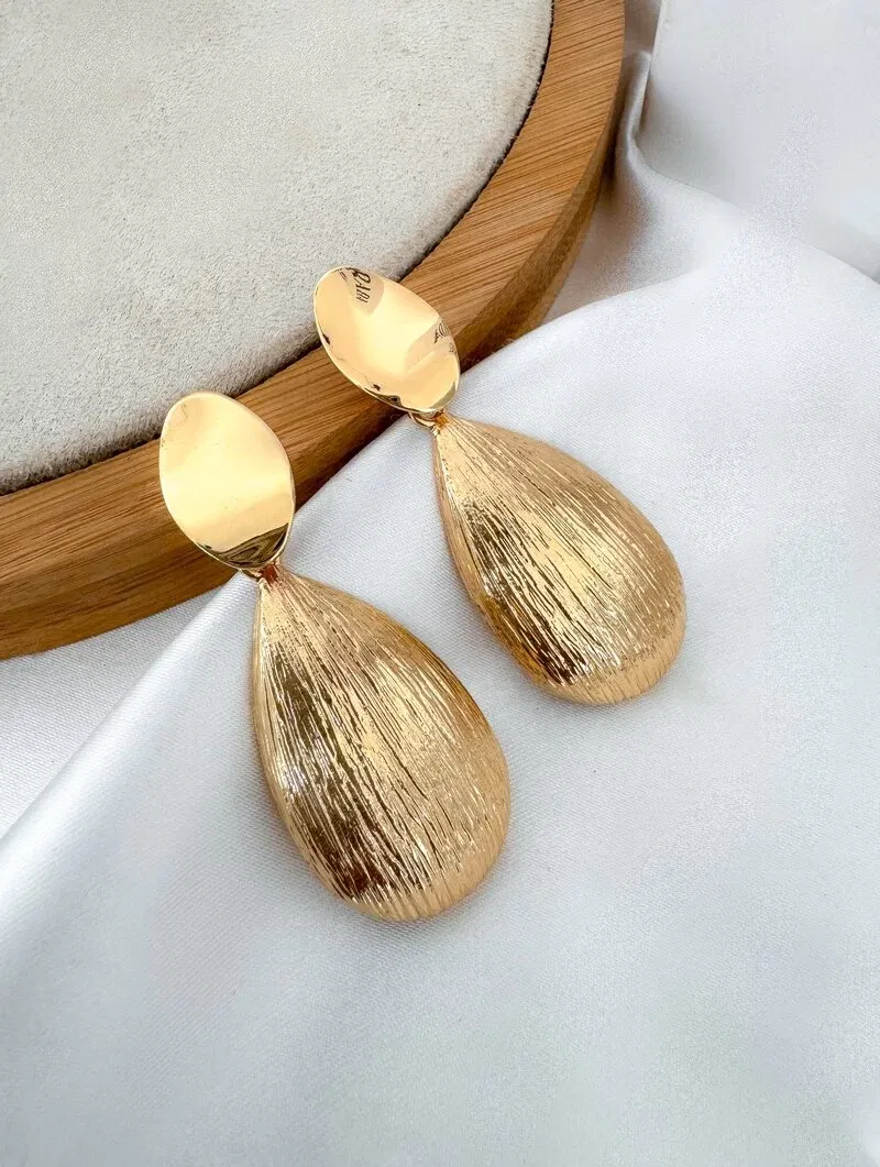 Brinco Folheado a Ouro 18k e Prata Gota Escovada com Ponteira Lisa