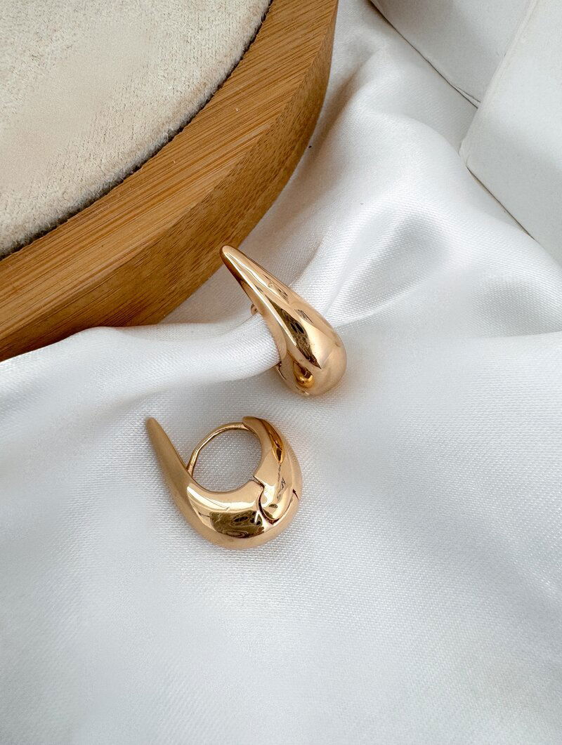 Brinco Folheado a Ouro 18k e Prata Gota Lisa com Fecho