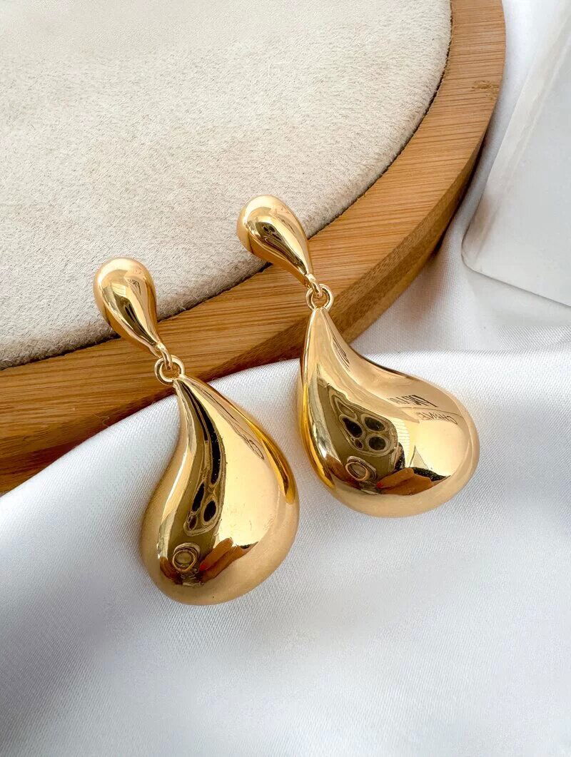 Brinco Folheado a Ouro 18k e Prata Gota Lisa com Ponteira