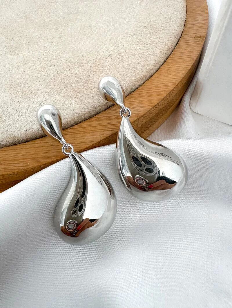 Brinco Folheado a Ouro 18k e Prata Gota Lisa com Ponteira