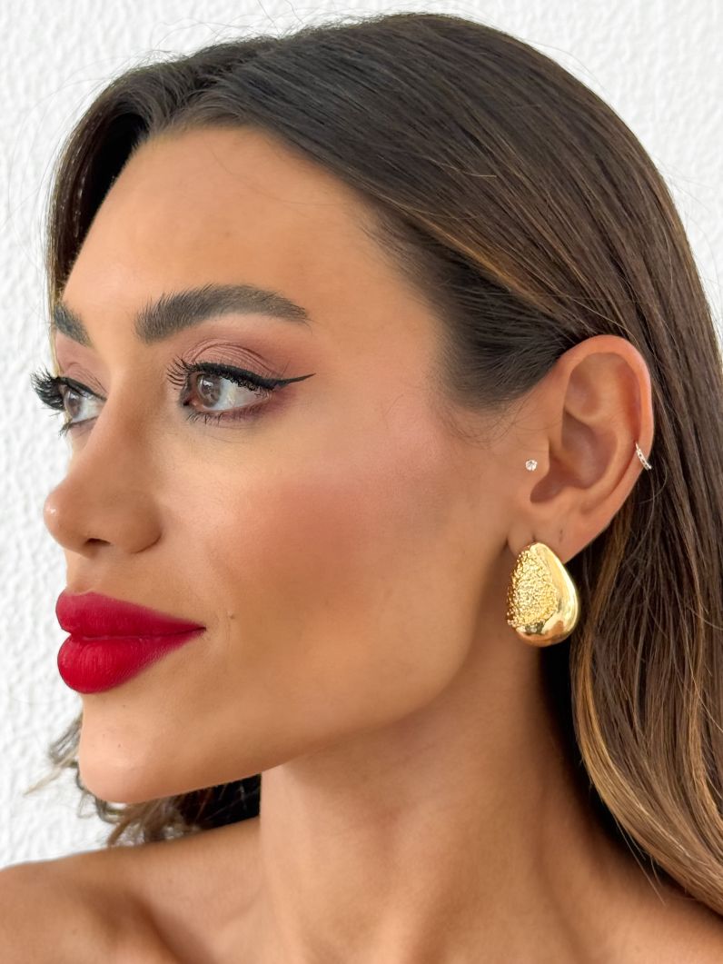 Brinco Folheado a Ouro 18k e Prata Gota Lisa e Martelada