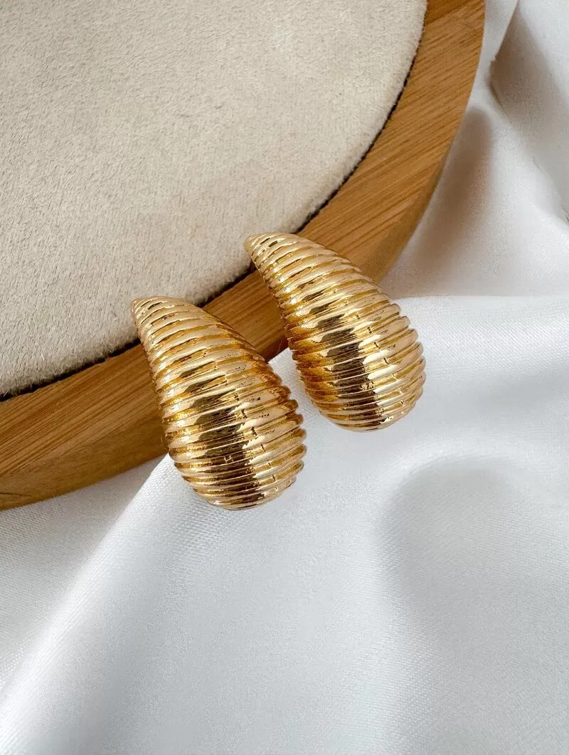 Brinco Folheado a Ouro 18k e Prata Gota Listrada G