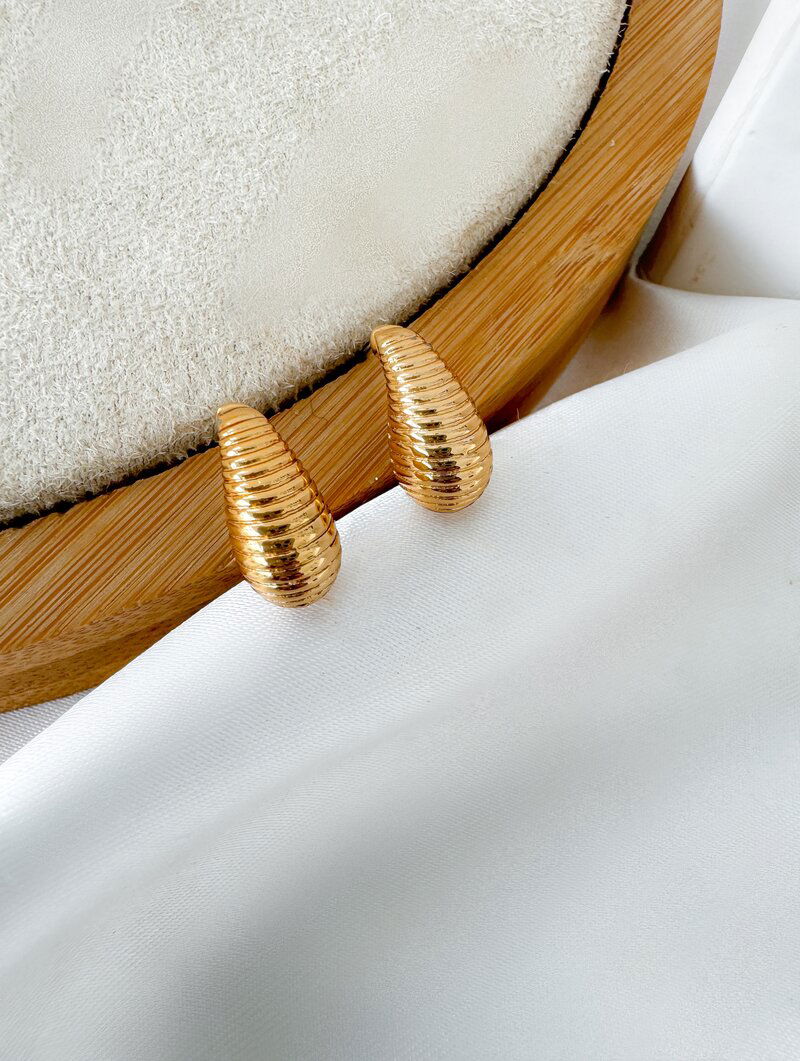 Brinco Folheado a Ouro 18k e Prata Gota Listrada P