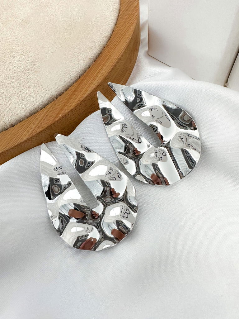 BRINCO FOLHEADO A OURO 18K E PRATA GOTA MARTELADA