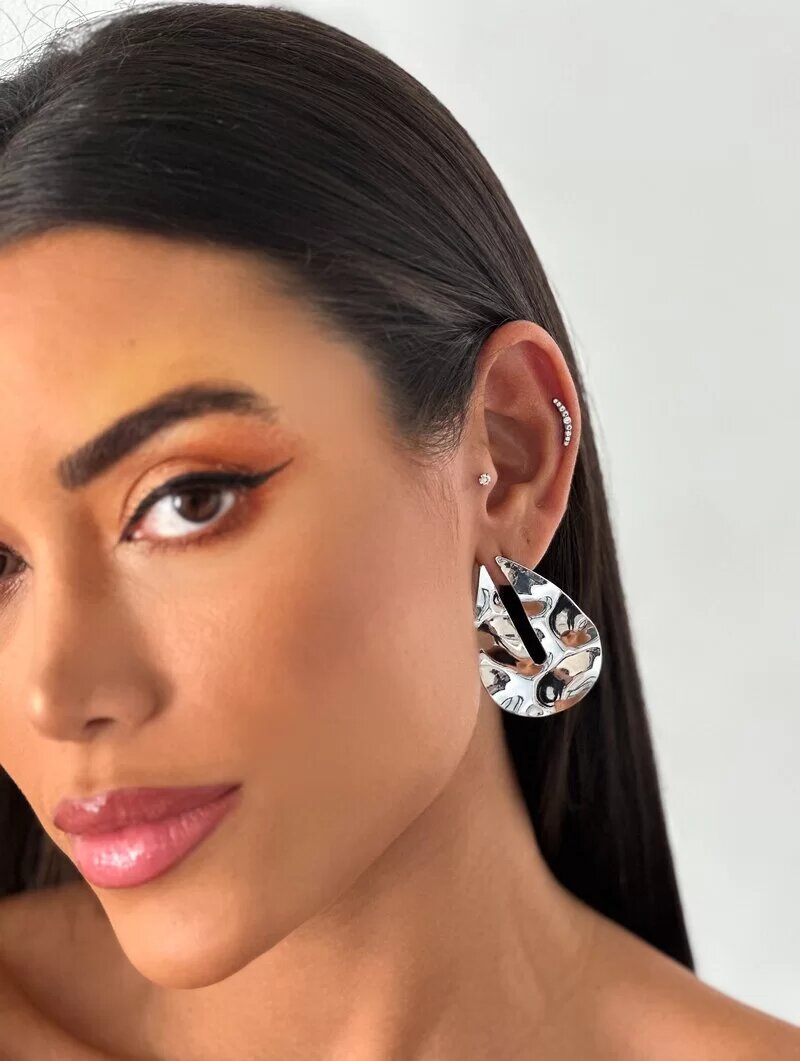 Brinco Folheado a Ouro 18k e Prata Gota Martelada com Detalhe Vazado