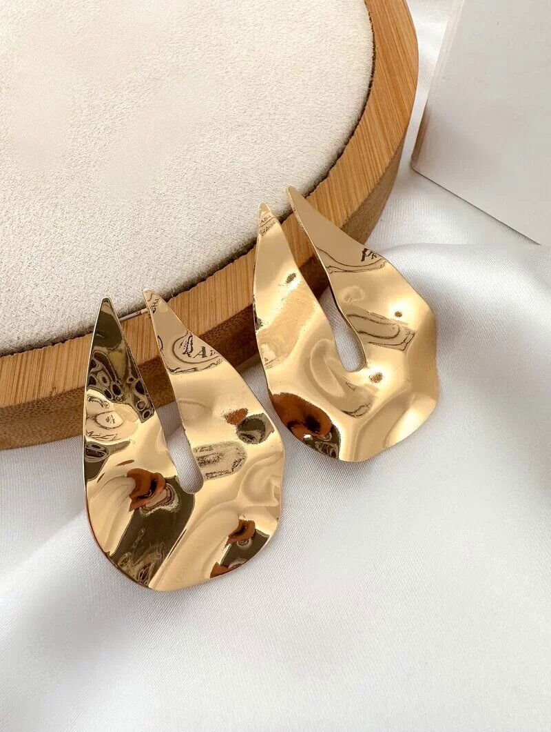 Brinco Folheado a Ouro 18k e Prata Gota Martelada com Detalhe Vazado