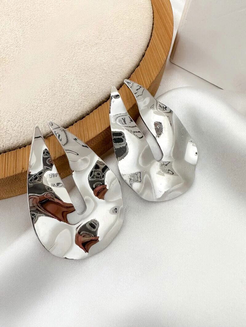 Brinco Folheado a Ouro 18k e Prata Gota Martelada com Detalhe Vazado
