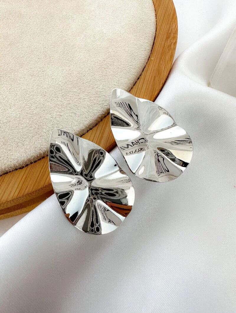 brinco folheado a ouro 18k e prata gota martelada lisa