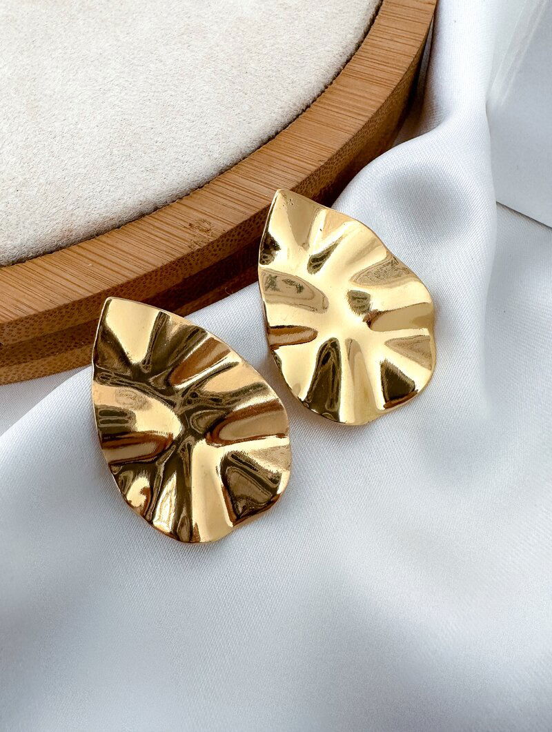 Brinco Folheado a Ouro 18k e Prata Gota Martelada Lisa